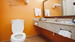 Combined shower/tub, deep soaking tub, free toiletries, towels - Palace Inn (Houston)