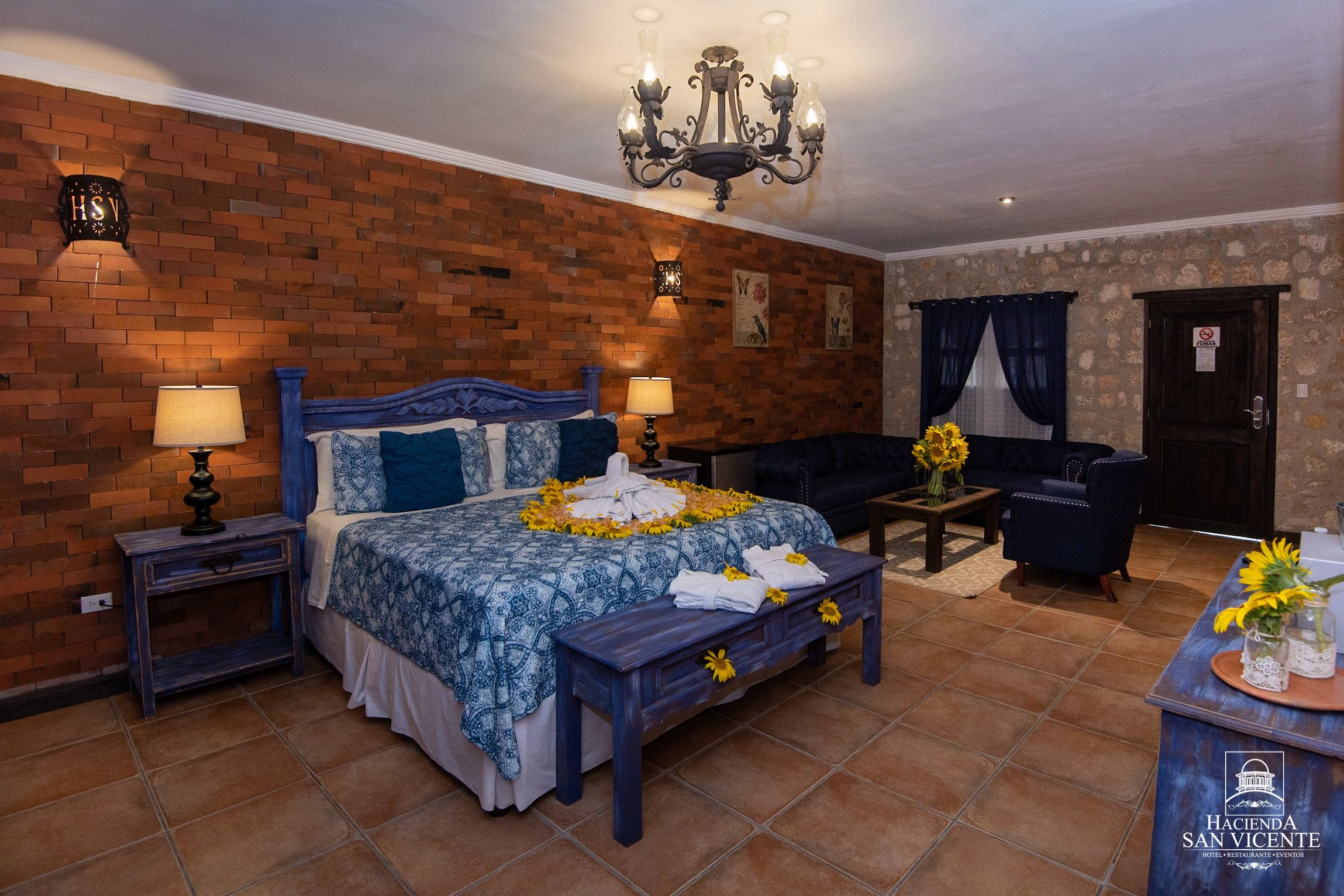 grand suite, 1 king bed, non smoking | desk, iron/ironing board, rollaway beds, free wifi