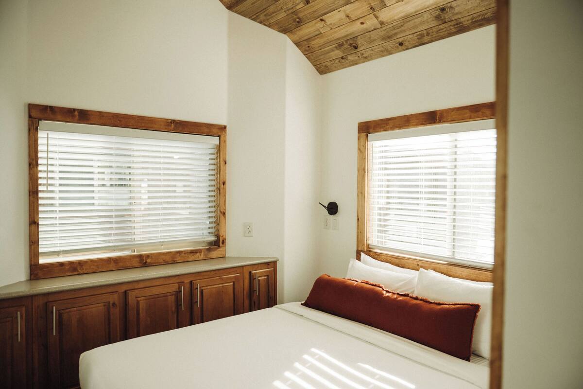 WiFi (free), bed sheets