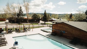 Piscine extérieure (ouverte en saison), parasols de plage