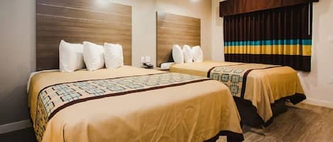 Quarto, 2 camas Queen, para não fumantes | Escrivaninha, Wi-Fi de cortesia, roupa de cama