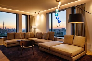 Free minibar, in-room safe, desk, laptop workspace - ANDAZ MUNICH SCHWABINGER TOR, BY HYATT (Munich)