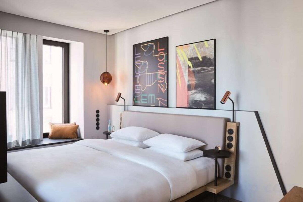Minibar con artículos gratuitos, caja fuerte, escritorio