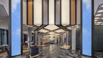 Bar auf der Dachterrasse, Speisen im Freien