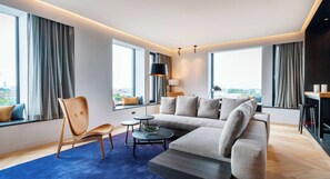 Free minibar, in-room safe, desk, laptop workspace - ANDAZ MUNICH SCHWABINGER TOR, BY HYATT (Munich)