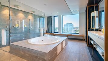 Penthouse | Badezimmer | Dusche, Regendusche, Designer-Toilettenartikel, Haartrockner