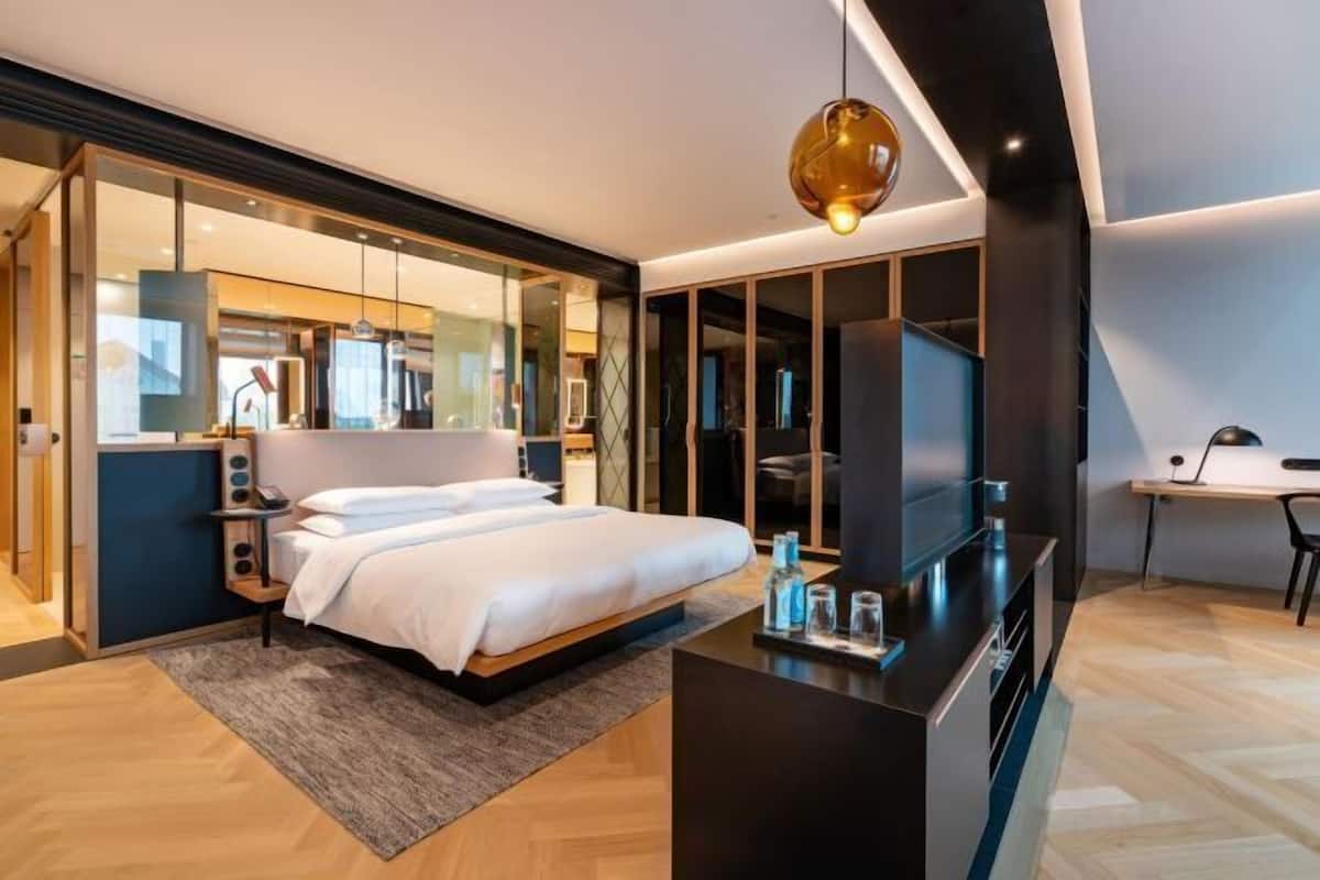 Minibar con artículos gratuitos, caja fuerte, escritorio