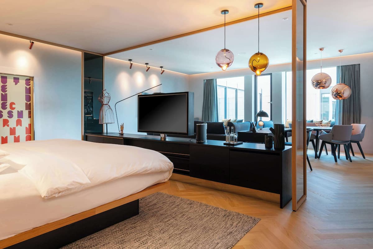 Svit (Andaz Art Suite) | Gratis produkter i minibar, värdeförvaringsskåp på rummet och skrivbord