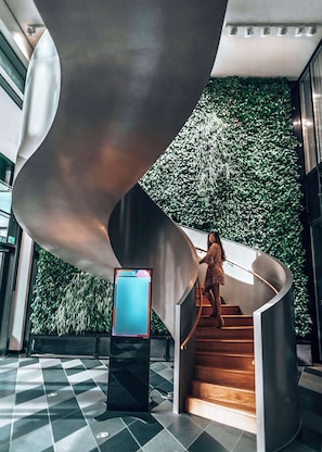 Bar en la azotea, con mesas al aire libre, abre en días seleccionados