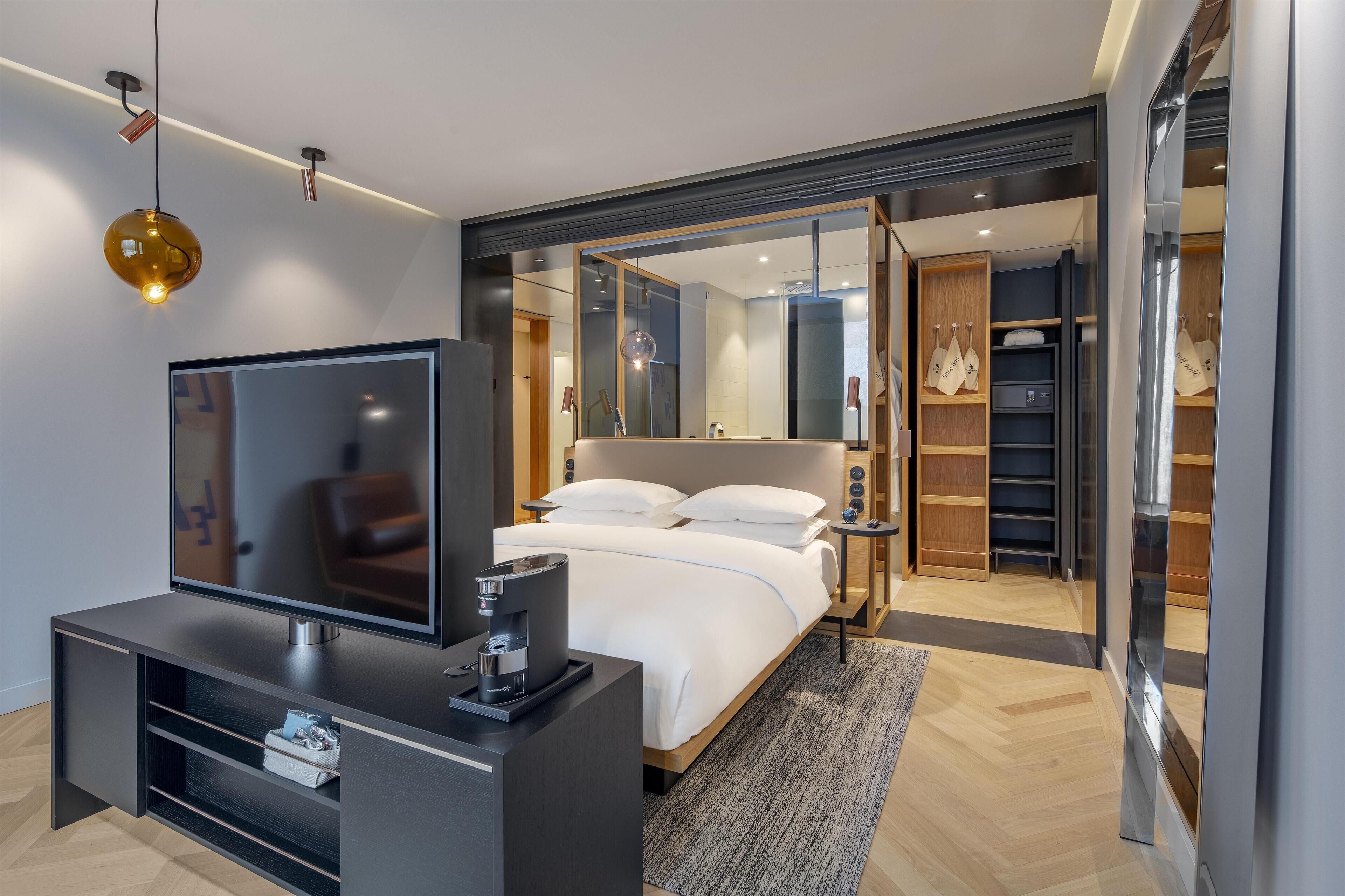 Habitación, 1 cama de matrimonio grande | Minibar con artículos gratuitos, caja fuerte, escritorio