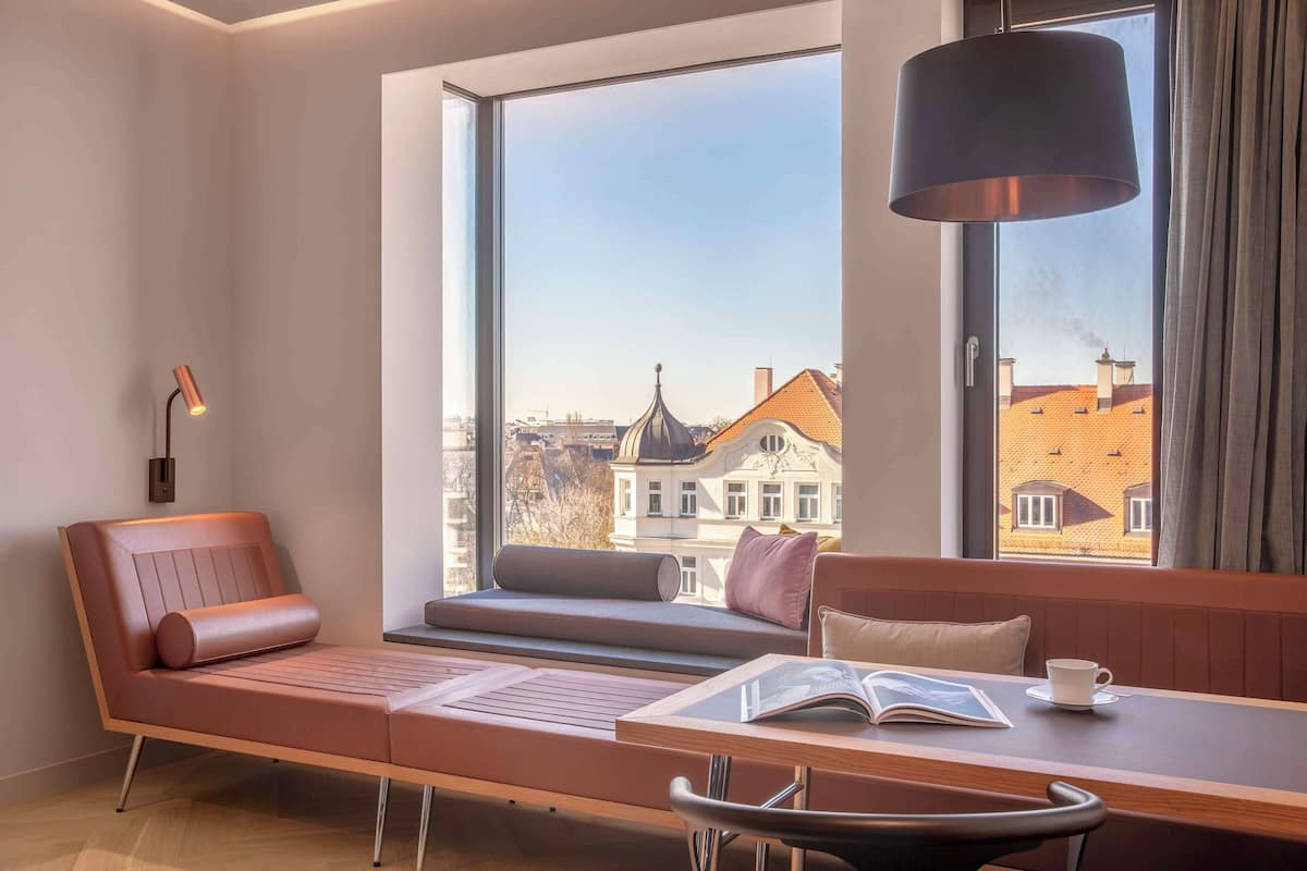 Rum - 1 kingsize-säng - utsikt mot staden | Gratis produkter i minibar, värdeförvaringsskåp på rummet och skrivbord