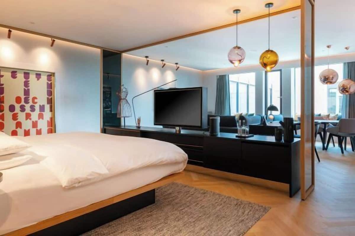 Gratis produkter i minibar, värdeförvaringsskåp på rummet och skrivbord