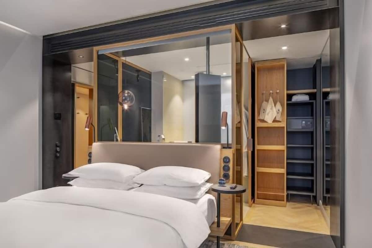 Gratis produkter i minibar, värdeförvaringsskåp på rummet och skrivbord