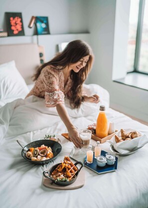 Habitación, 1 cama King size (Tower View) | Artículos del minibar gratis y caja de seguridad en la habitación