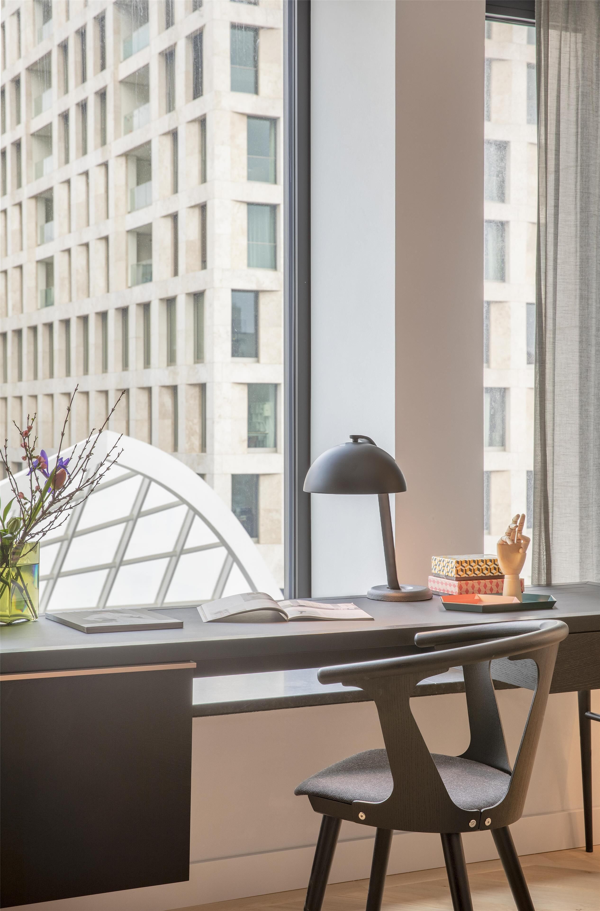 Andaz, Suite | Minibar con artículos gratuitos, caja fuerte, escritorio