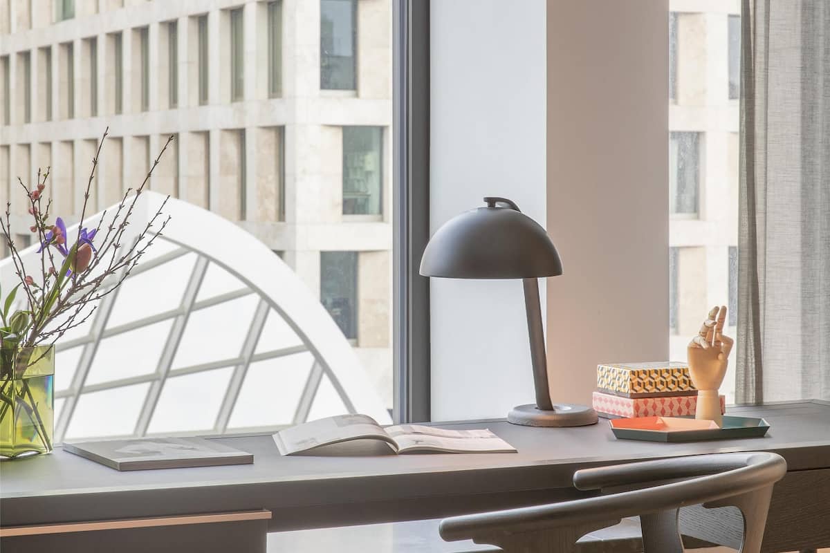 Andaz, Sviitti | Ilmaiset minibaarituotteet, tallelokero huoneessa, työpöytä