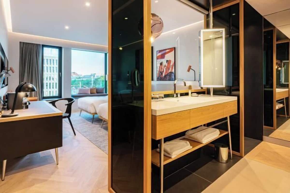 Gratis produkter i minibar, värdeförvaringsskåp på rummet och skrivbord