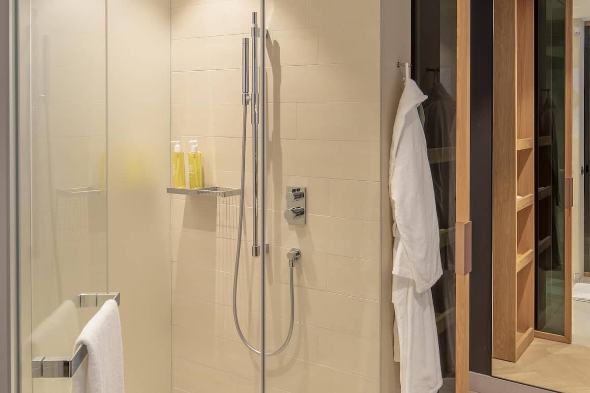 Suihku, sadesuihkupää, designer-hygieniatuotteet, hiustenkuivaaja