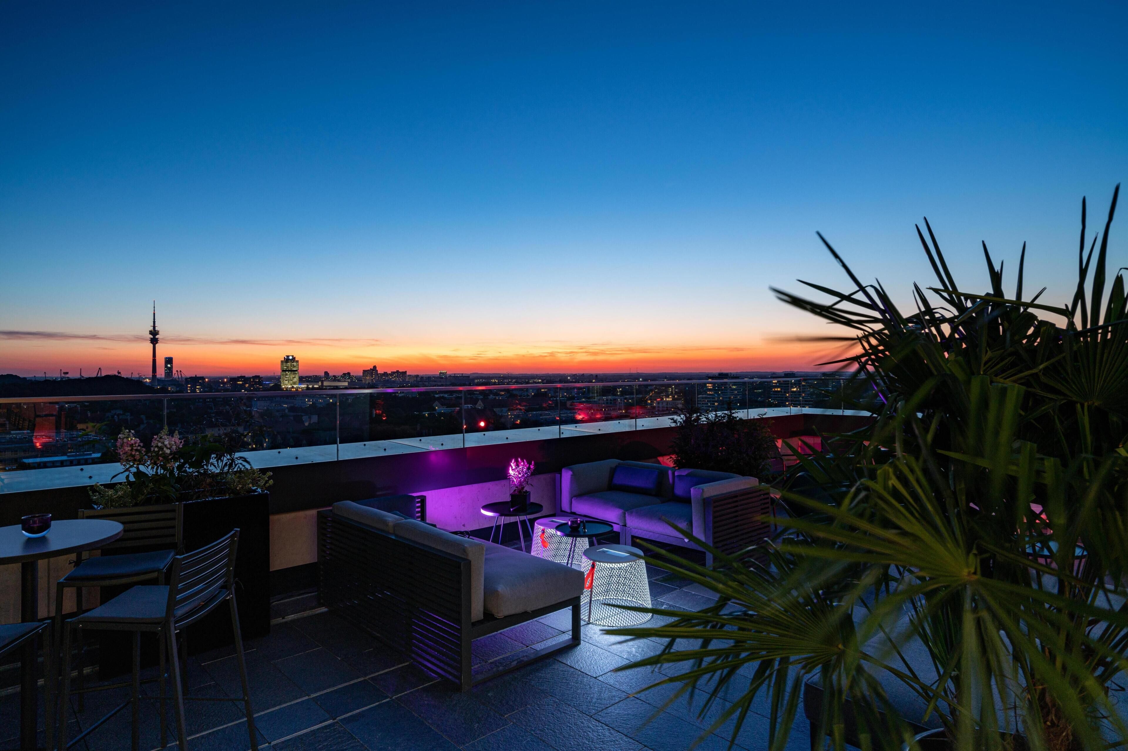 Bar auf der Dachterrasse, Speisen im Freien