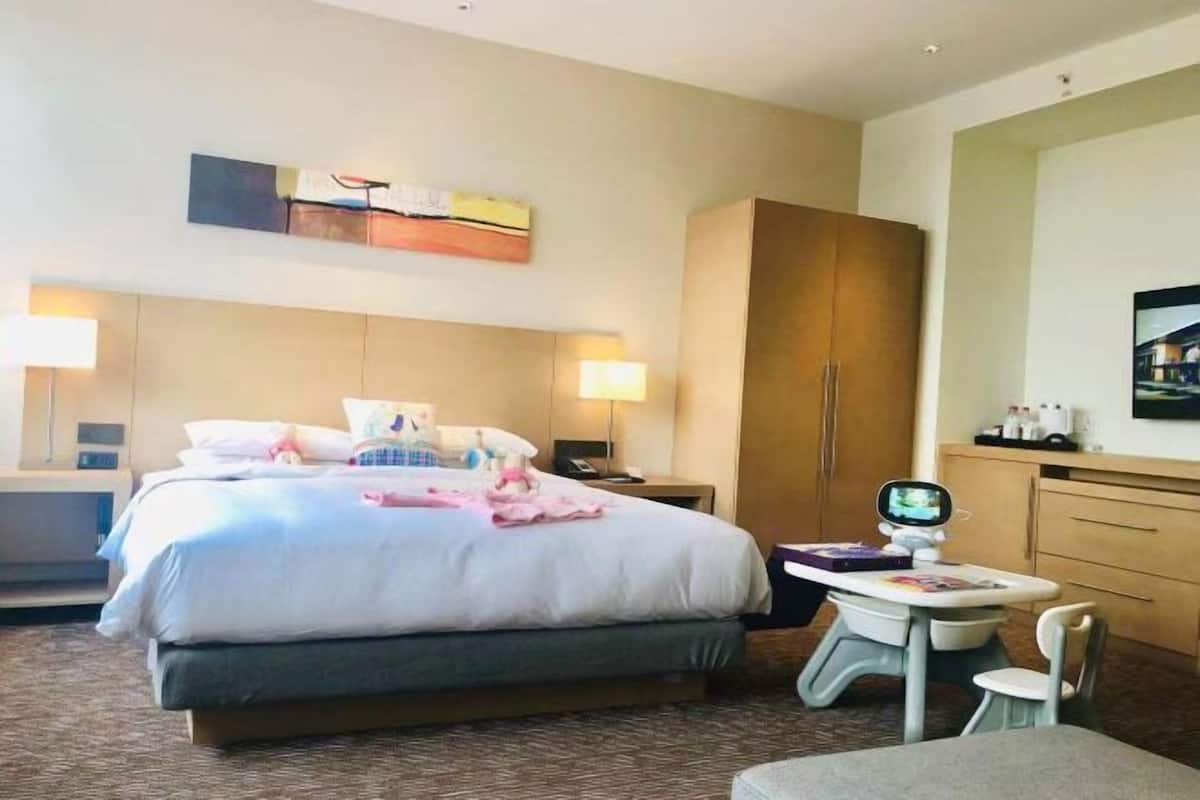 Premium bedding, in-room safe, desk, iron/ironing board