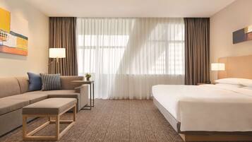 Rom, 1 kingsize-seng med sovesofa (Specialty) | Sengetøy av topp kvalitet, safe på rommet og skrivebord