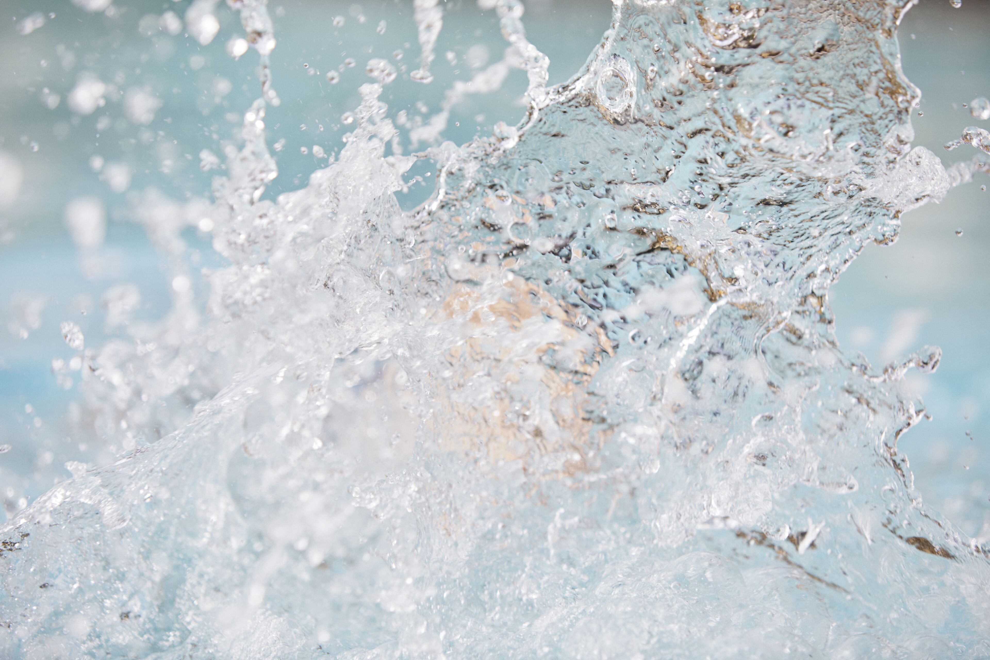 Ein Nahaufnahme von spritzendem Wasser, das ein dynamisches und strukturiertes Muster bildet.