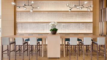 Bar (trong khuôn viên)