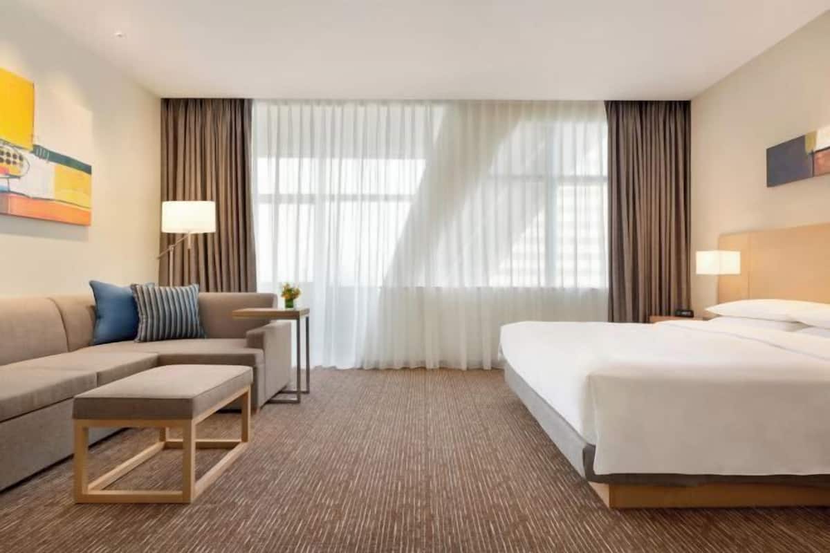 Premium bedding, in-room safe, desk, iron/ironing board