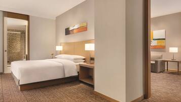 Ropa de cama de alta calidad y caja de seguridad en la habitación