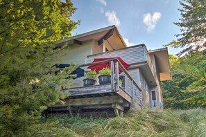 Exterior - Forested Pentwater Vacation Rental - Walk to Beach (Pentwater)