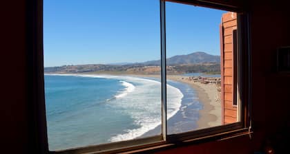La Casa Cafe, Haus vor dem Meer neben dem Strand und Wellen in Con Con.
