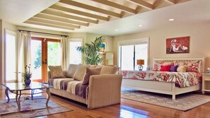 Una Smart TV, una chimenea, un reproductor de DVD, libros