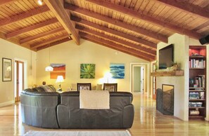 Una Smart TV, una chimenea, un reproductor de DVD, libros