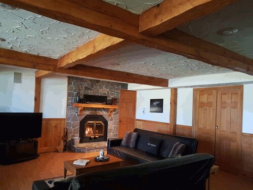 Blue Heron Lakefront Vacation Suite c/w Algonquin Passes - Bring your pet free!