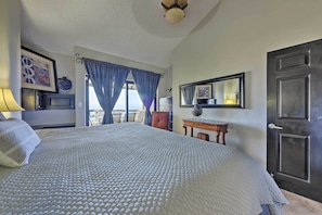 3 bedrooms, desk, iron/ironing board, internet - Resort-Style Cabo Getaway with Pools & Ocean Views (Cabo San Lucas)