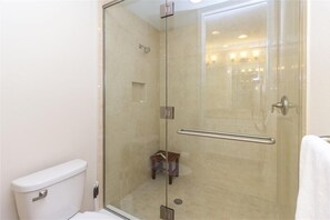 Een haardroger, handdoeken