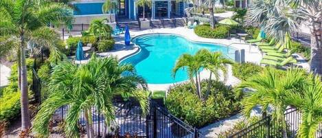 Una piscina al aire libre, una piscina climatizada