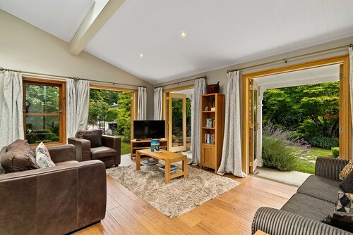 Luxury spacious cottage in prime location