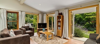 Luxury spacious cottage in prime location