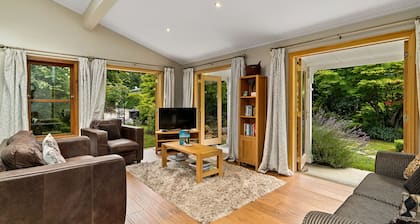 Luxury spacious cottage in prime location