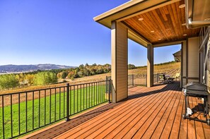 Terrace/patio - Chic Willamette Valley Home w/ Deck & Vineyard! (Gaston)