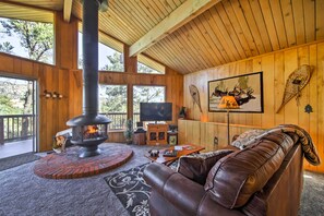 Televisión y chimenea 