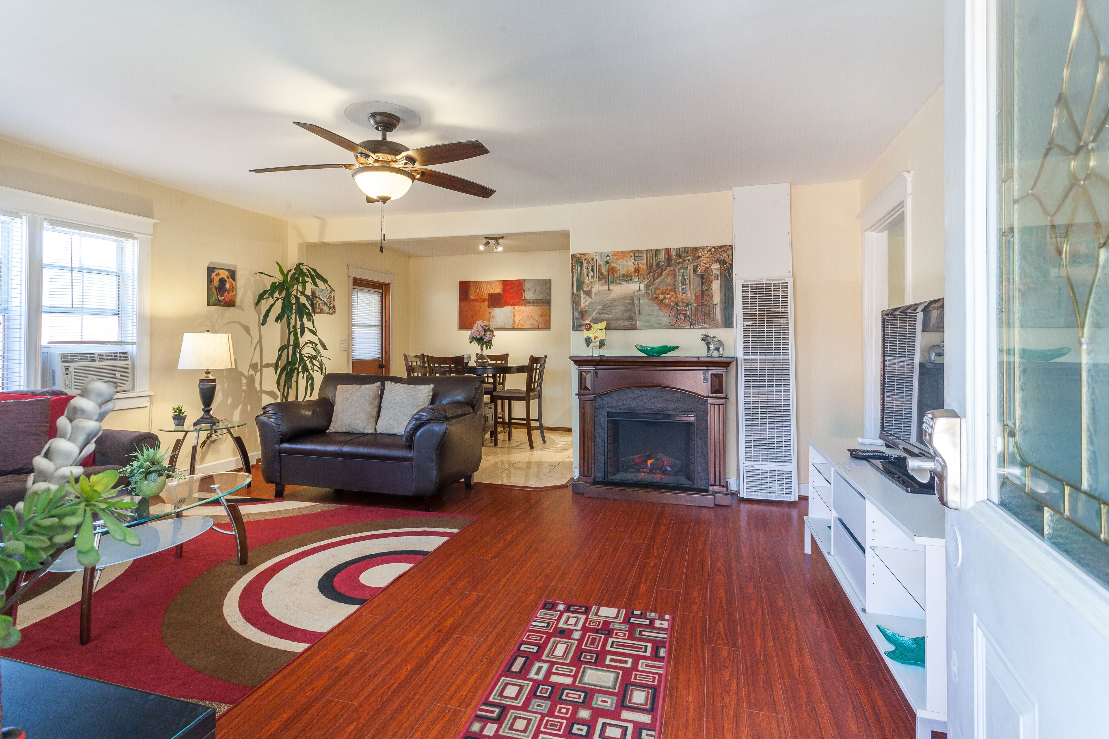 Télévision, lecteur de DVD, chaîne hi-fi