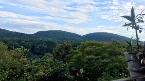 A balcony with a view of a mountainous landscape and dense greenery. - LOveFT The place to be t Valle de Bravo (Valle de Bravo)
