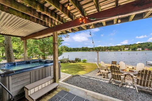 Amazing Lake Views, Game room, Private Beach, Hot Tub, Boats and Firepit