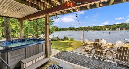 Amazing Lake Views, Game room, Private Beach, Hot Tub, Boats and Firepit