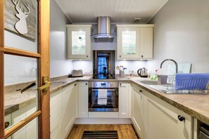 Fridge, microwave, oven, stovetop - Royal Mile Apartment in Prime Location (Edinburgh)