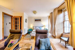 TV, offices - Royal Mile Apartment in Prime Location (Edinburgh)