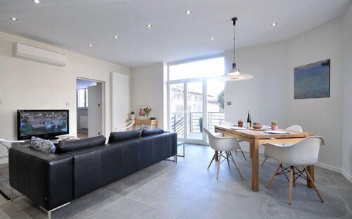 Charming new apartment in a beautiful villa a few steps from the center