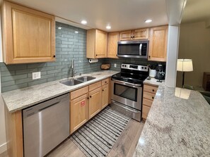 雪櫃、微波爐、焗爐、爐具